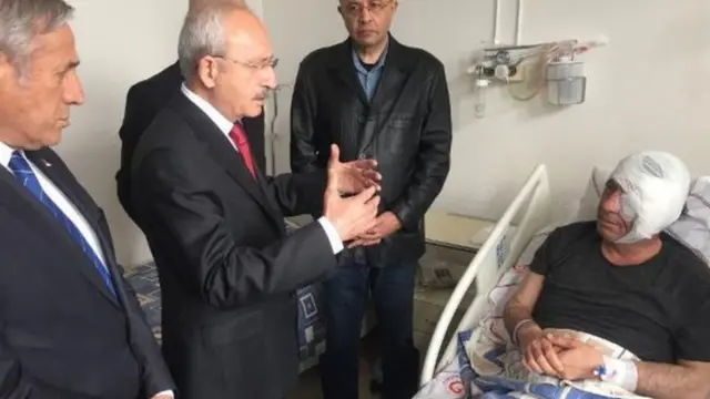Kemal Kılıçdaroğlu, Yavuz Selim Demirağ'ı yoğun bakımdan çıktıktan sonra hastanede ziyaret etti