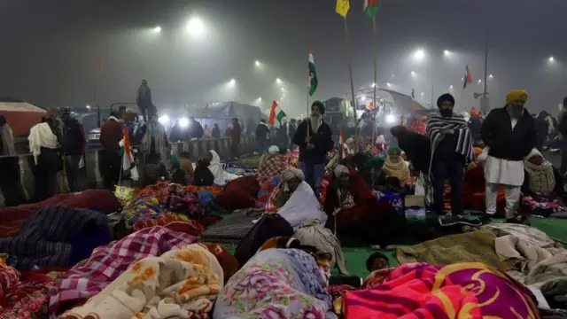 गाज़ीपुर बॉर्डर पर सड़क पर सोते हुए लगे.