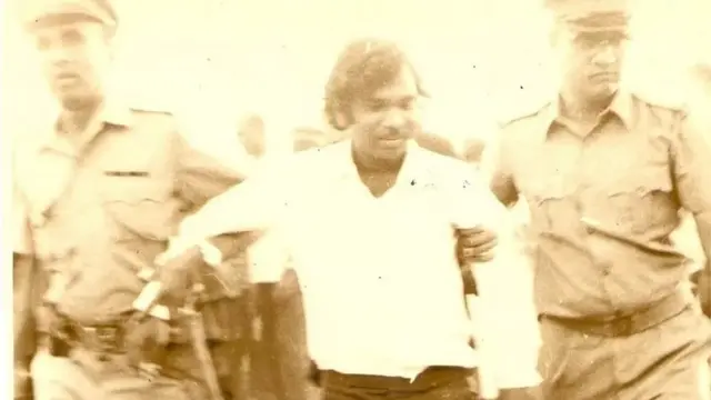 జేవీ పవార్‌ను అరెస్టు చేస్తున్న పోలీసులు