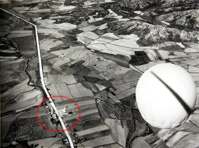 1951년 11월 미군이 촬영한 사진으로 널문리 일대의 모습이다. 원으로 표시된 곳이 휴전회담이 이뤄진 판문점이다. 오른쪽의 둥근 물체는 중립지대임을 표시하기 위해 띄운 열기구다