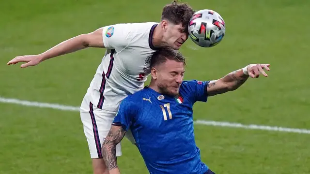 جون ستونز من المنتخب الانجليزي (على اليسار) والإيطالي سيرو إموبيلي (على اليمين) يتصارعان على الكرة