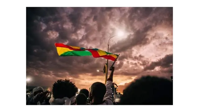 በትናንትናው ዕለት በመስቀል አደባባይ በተካሄደው ታላቁ የጎዳና ኢፍጣር ስነስርዓት ላይ ለመካፈል ከመጡት መካከል የኢትዮጵያ ባንዲራ ይዘው የታዩ ይገኙበታል።