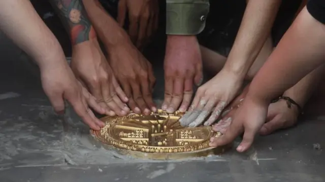 "หมุดคณะราษฎร หมุดที่ 2" มีขนาด 11.6 นิ้ว สื่อความหมายถึงมาตรา 116 ยุยงปลุกปั่น และหนา 2.563 นิ้ว สื่อถึงปี พ.ศ. ที่ถูกปักลงไปบนท้องสนามหลวง