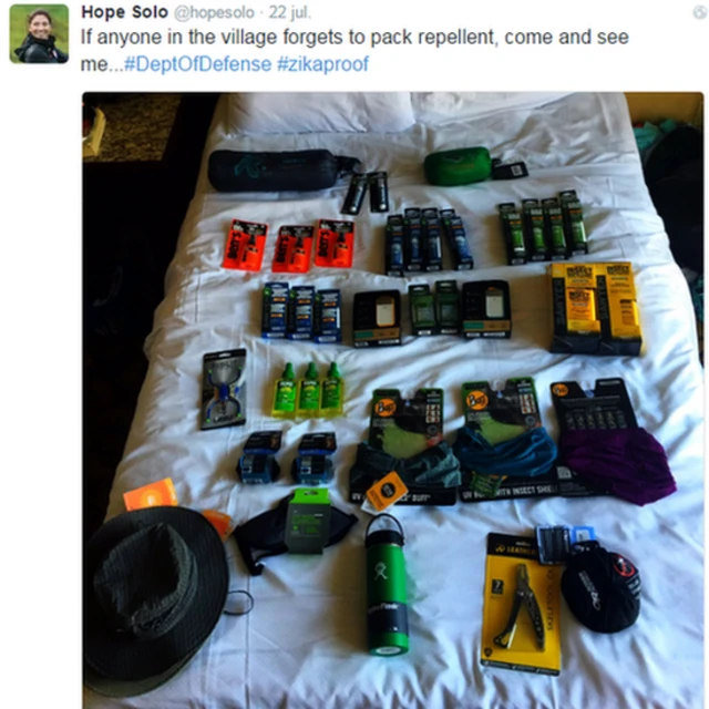 Hope Solo compartió una foto de los repelentes para viajar a Brasil.