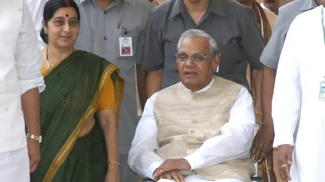 अटल बिहारी वाजपेयी के साथ सुषमा स्वराज