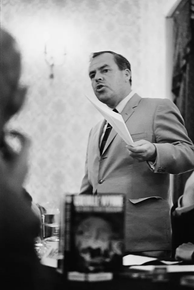 Гревилл Винн на презентации своей книги "Человек из Москвы. История Винна и Пеьковского". Лондон, 1967 г.