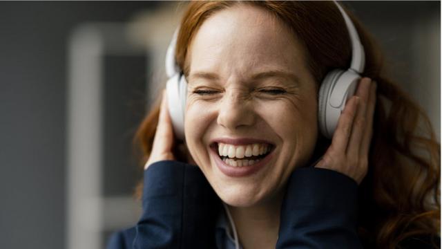Mujer escuhando musica