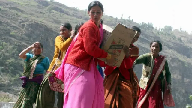 चमोली की महिलाओं ने शराब फेंक कर जताया विरोध