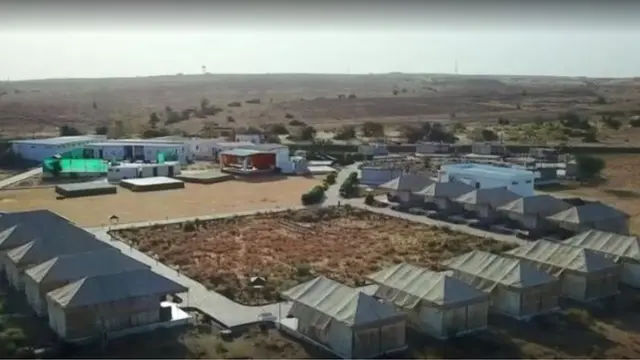 সেখানে রয়েছে ২৪ ঘণ্টার জন্য বিদ্যুৎ। এয়ারকন্ডিশন্ড রুম ।