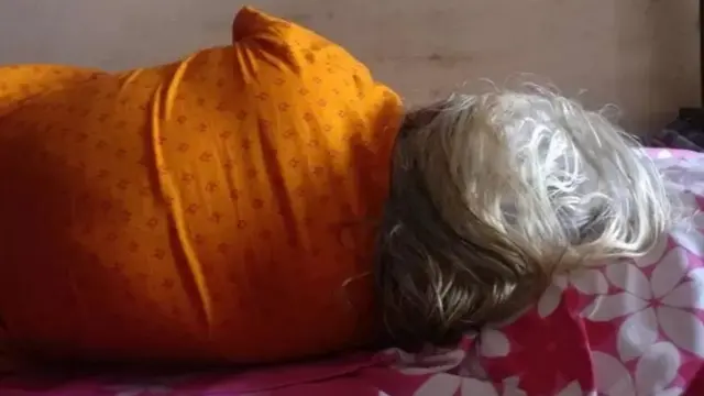 বৃদ্ধা এক নারী