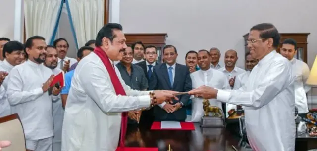 මහින්ද රාජපක්ෂ නව අගමැතිවරයා ලෙස සිවුරුම් දුන් අවස්ථාව
