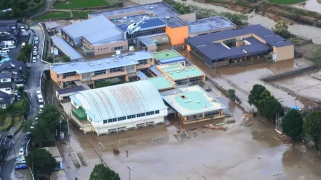 जापान में बारिश और बाढ़ का क़हर