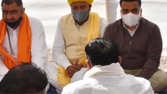 ગુજરાતના ગૃહરાજ્યમંત્રી હર્ષ સંઘવીએ મૃતકના વતન સુરેન્દ્રનગરના ચચાણા ખાતે પ્રાર્થનાસભામાં હાજરી આપી હતી