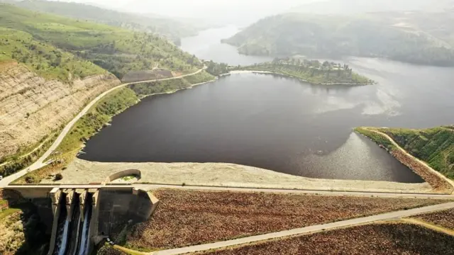 صورة تظهر سد الملك طلال شمال الأردن في بداية فصل الربيع