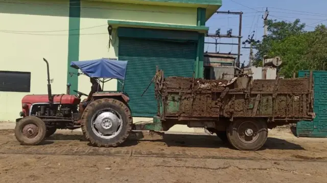 Гўнг ортилган трактор