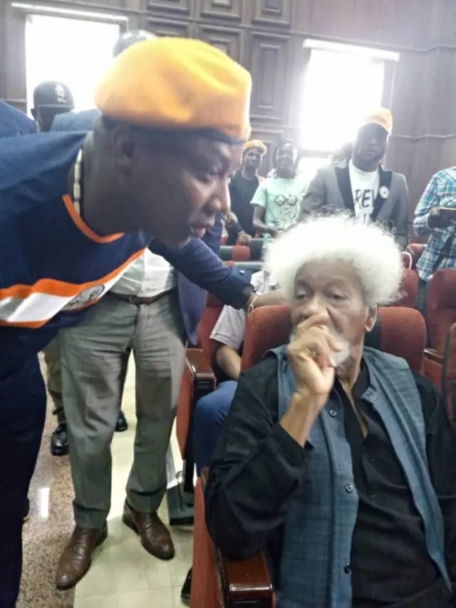 Omoyele Sowore n ba Wole Soyinka sọrọ