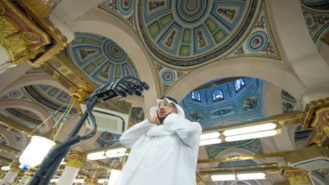 Wani daga cikin ladanan Masallacin Madina ke kiran sallah