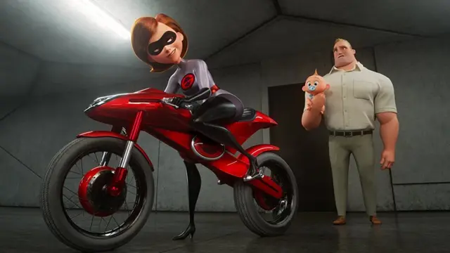 Una escena de "Los Increíbles 2" que muestra a la madre, Elastigirl, saliendo en su moto mientras su esposo, Mr. Increíble, carga al hijo menor de ambos.