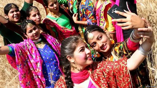 ਤਸਵੀਰਾਂ ਰਾਹੀਂ ਸੋਸ਼ਲ ਮੀਡੀਆ 'ਤੇ ਦਿਖਾਈ ਗਈ ਖੁਸ਼ੀ ਕਈ ਵਾਰ ਨਾਮੋਸ਼ੀ ਦਾ ਕਾਰਨ ਬਣਦੀ ਹੈ