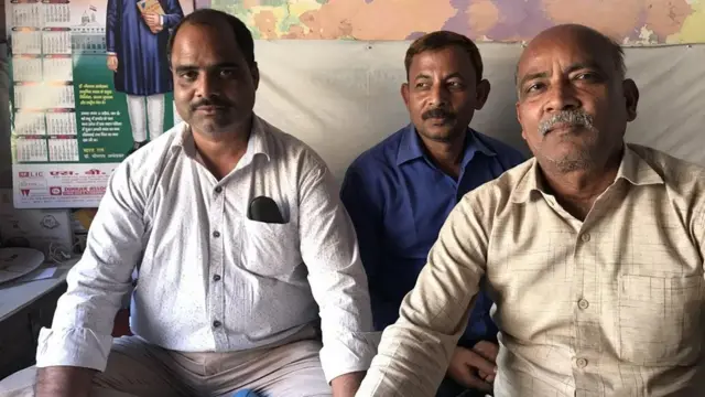 हरीश बाबू (सफ़ेद कमीज़ में) भीम नगरी में टेंट हाउस का काम करते हैं. वो जाटव समाज के हैं