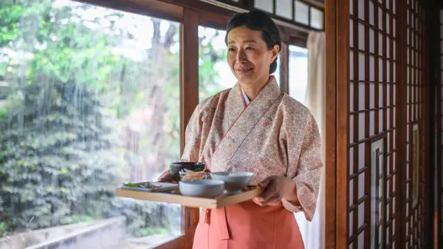 료칸에서 서빙하는 여성