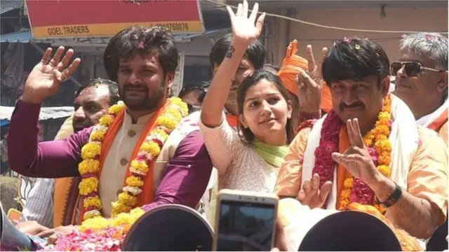 खेसारी लाल, सपना चौधरी आणि मनोज तिवारी