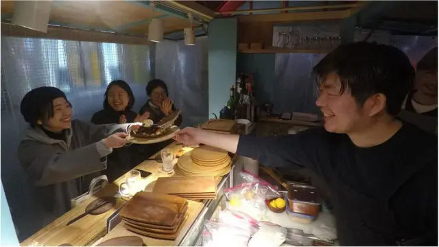 Kensuke Kubota phục vụ khách hàng tại yatai Telas & Mico của mình.