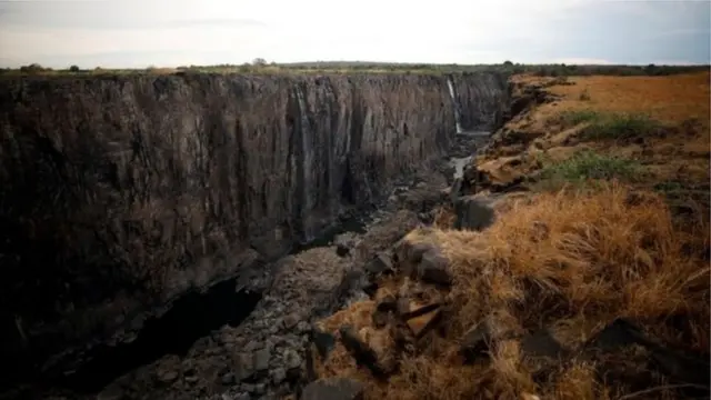 Cataratas Vitória em um de seus trechos mais secos