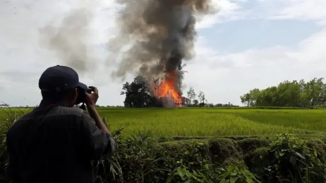 रख़ाइन में जलता हुआ मुसलमानों का गांव