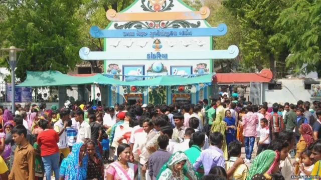 કાંકરિયા ઝુ ખાતે એકઠાં થયેલા લોકો