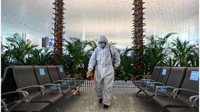工作人员在武汉天河国际机场消毒。
