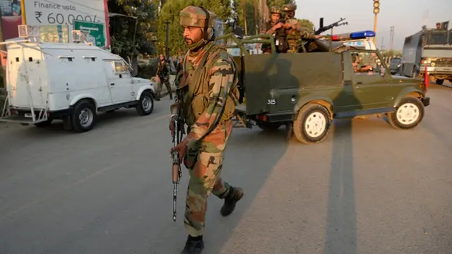 कश्मीर में सैनिक