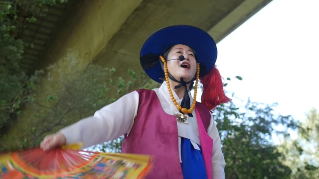 밤섬에서 무당이 굿을 하고 있다.