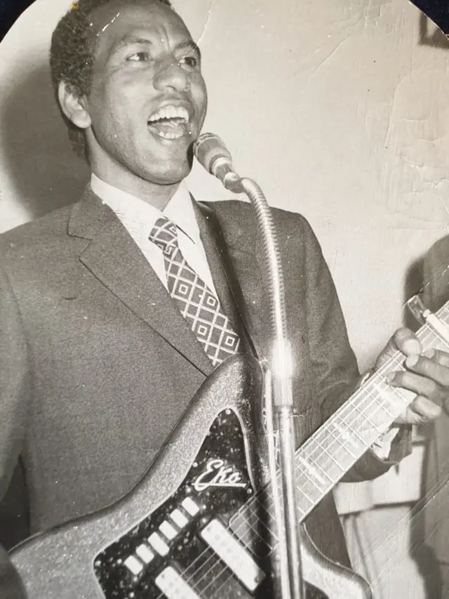 ተወልደ ብጊታር ተዓጂቡ እናተጻወተ