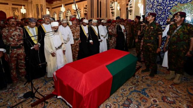 حضر السلطان الجديد مراسم تشييع جنازة السلطان قابوس