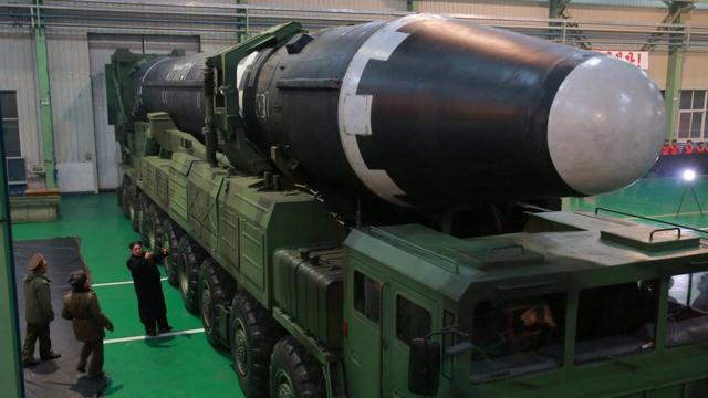如果朝鲜把固态燃料推进器与导弹发射车结合使用，可以在美国和韩国侦测到它们的动向前，发射导弹展开攻击。