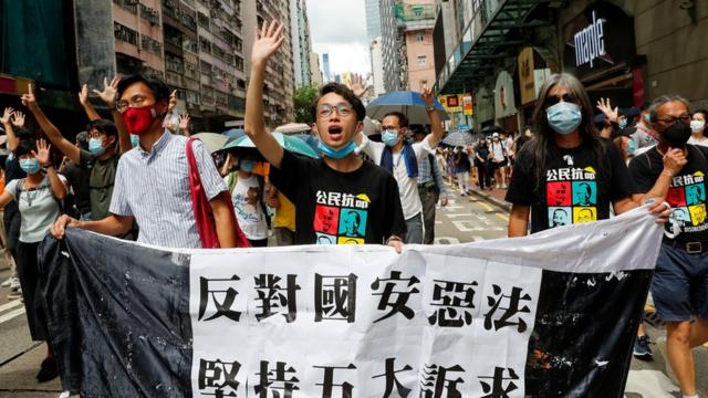 香港泛民主派无视当局的禁令，周日呼吁支持者游行反对《国安法》。
