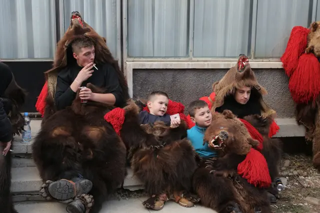 Drugi će u gradu ostati do večeri, čekajući svoj red za nastup. Članovi „medveđih” grupa pripadaju svim starosnim kategorijama, dok u poslednje vreme među učesnicima ima sve više žena i devojčica.