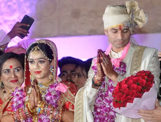 तेज़ प्रताप की शादी आरजेडी के पूर्व मंत्री चंद्रिका राय की बेटी ऐश्वर्या से शादी हुई है