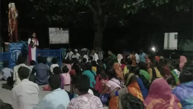 પ્રિયંકાએ તેની ફિલ્મ પેનડ્રાઈવમાં સેવ કરી અને પ્રકાશ સાથે મળીને પ્રોજેક્ટર વડે ફિલ્મ ગામેગામ દેખાડવાનું શરૂ કર્યું