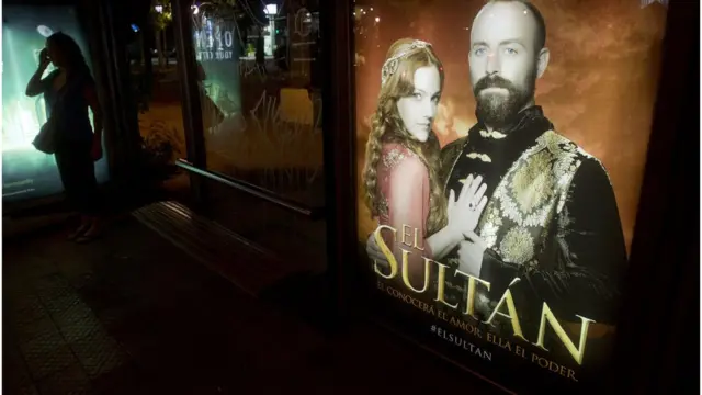 Un cartel promociona la serie turca "El Sultán" en una calle de Santiago de Chile.