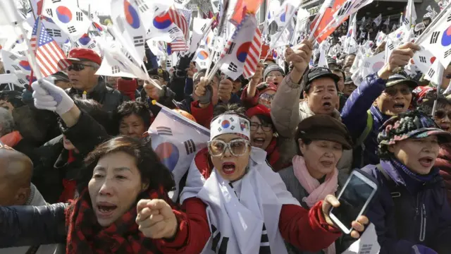 Сторонники Пак Кын Хе