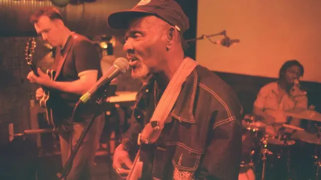 Le musicien nigérian Fatai Rolling Dollar se produit sur scène au Cargo le 14 juin 2009 à Londres.