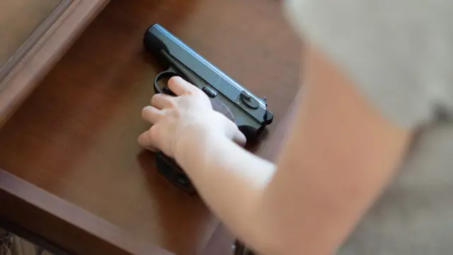 Pistola y niño