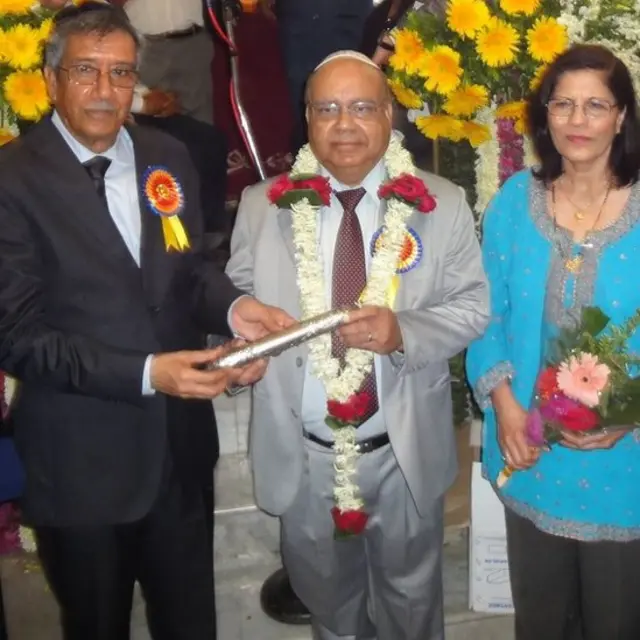 नोआह मासिल (डावीकडून दुसरे)