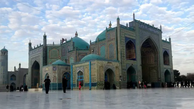 تصویری از روضه در مزار شریف