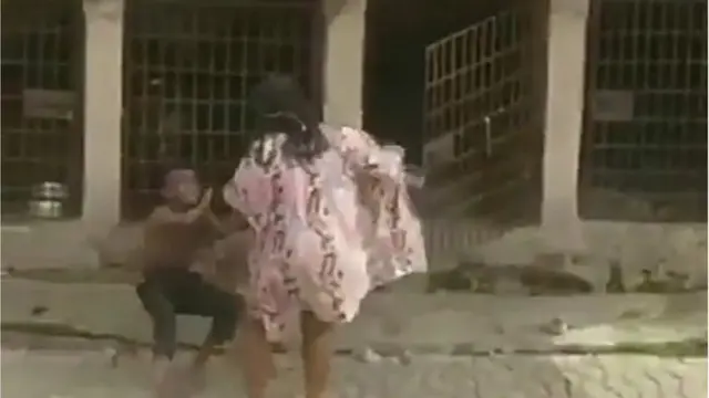 Obinrin to n na ọmọ orukan