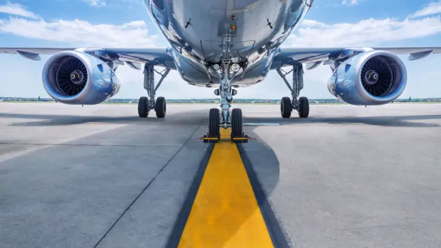 Parte inferior de un avión sobre una pista