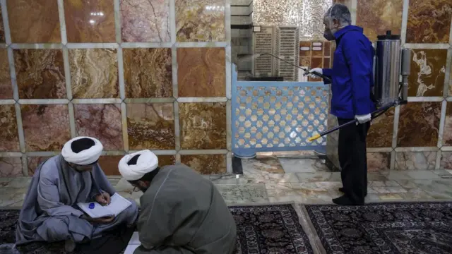 İranın Həzrəti Məsumə türbəsində dezinfeksiyaedici sprey istifadə edilir.