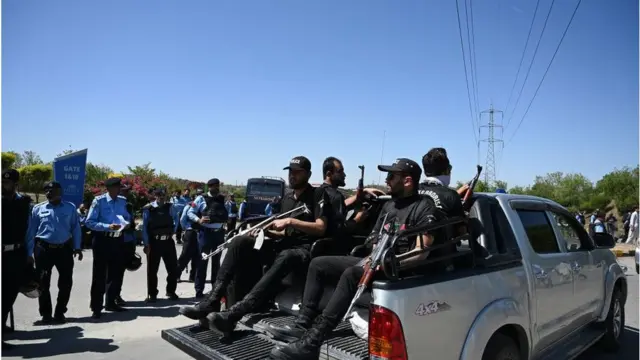 इस्लामाबाद में पुलिस हेडक्वार्टर के पास चप्पे-चप्पे पर हथियारबंद जवान खड़े हैं. यहां सुरक्षा के अभूतपूर्व इंतेज़ाम किए गए हैं